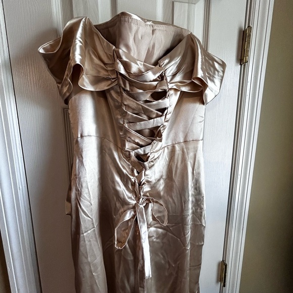 Elegant Off-Shoulder Gold Dress with Corset Back Size 16 - Picture 2 of 6